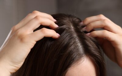 De klant die anti-roosshampoo gebruikt
