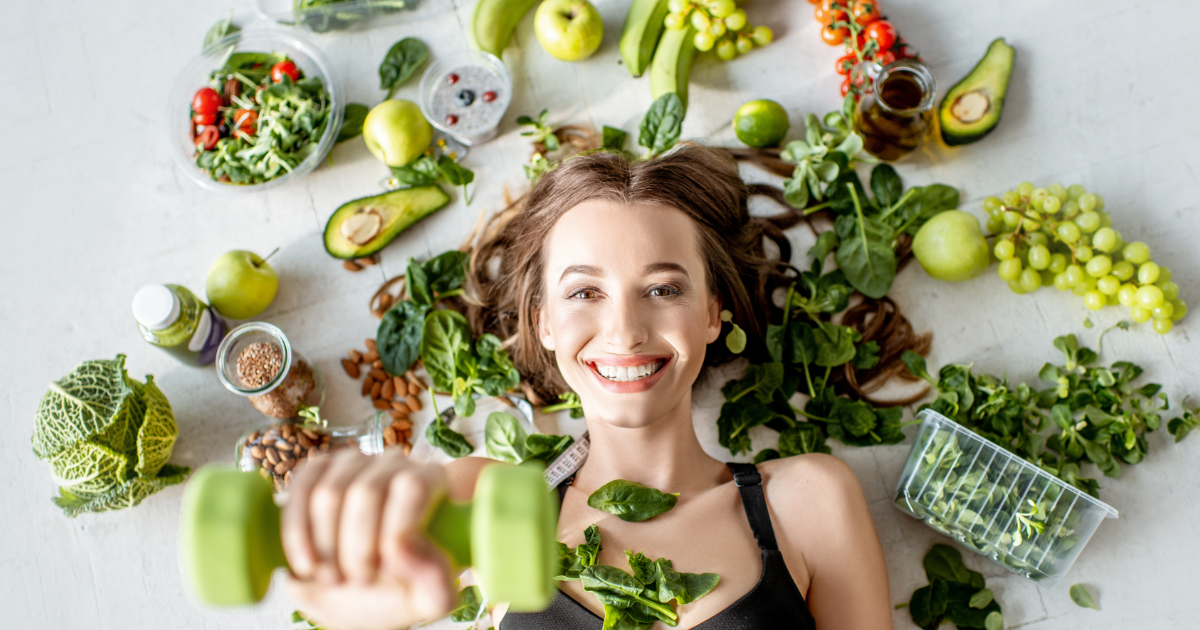 Foto met een stralend lachende vrouw omringd door gezonde voeding